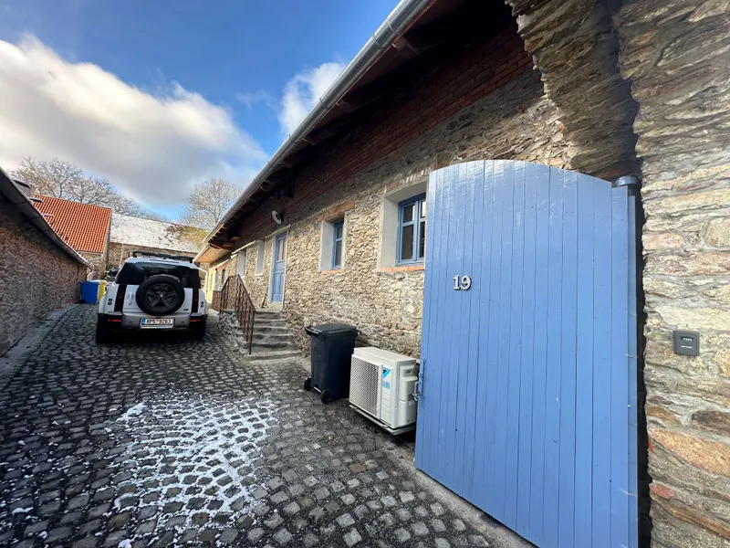 Dvůr, příjezd Dvůr, příjezd