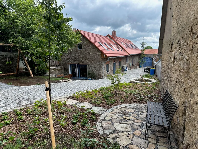 Dvůr, chalupa z venku Dvůr, chalupa z venku